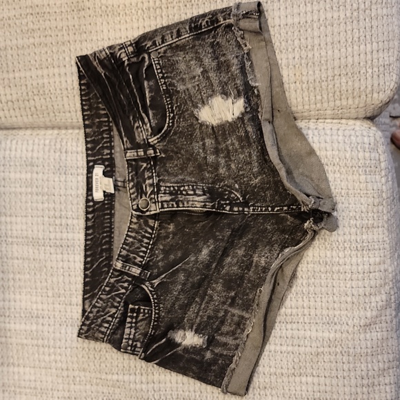 Distressed shorts - Picture 1 of 3